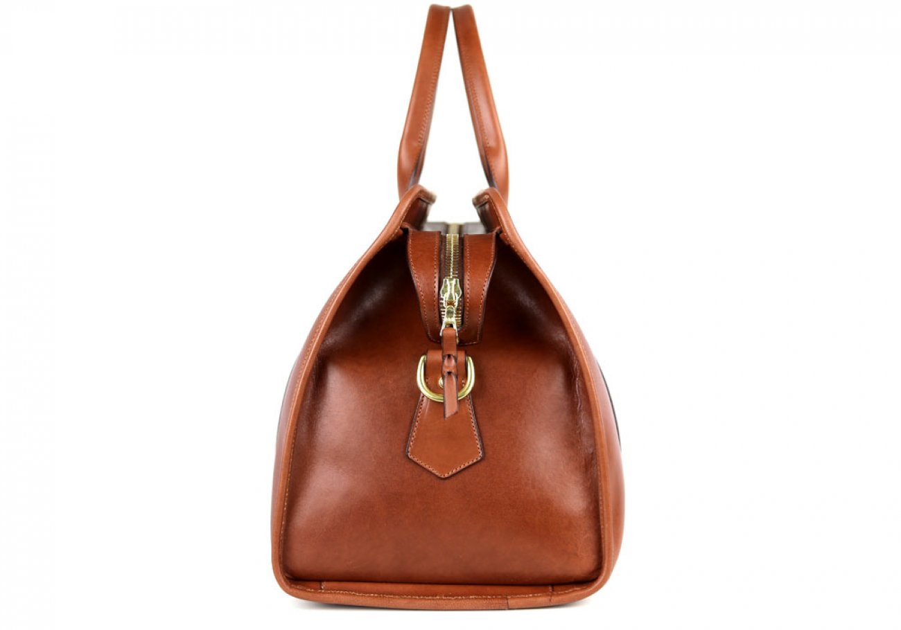 https://frankcleggleatherworks.com/media/catalog/product/cache/64dbedf2644cd99faf0087c6dc776338/c/h/chestnut_harness_belting_leather_small_duffle_frank_clegg_made_in-usa_5_3.jpg